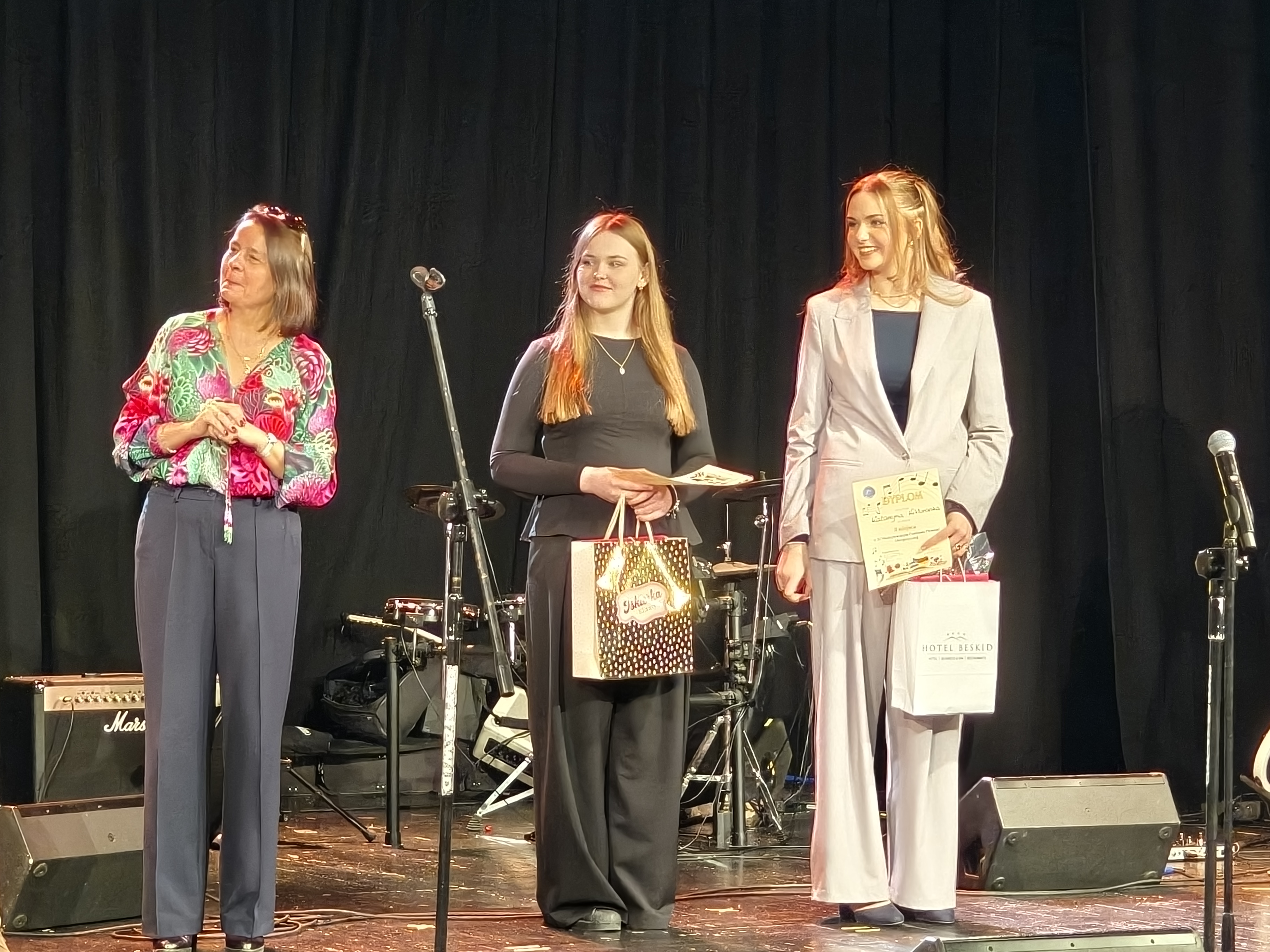 Zdjęcie XI konkurs piosenki obcoj (2)bf0c14b3-a3b5-442c-8ee1-a7c07fe1c71c.jpg w galerii Pierwsze miejsce Oliwii!